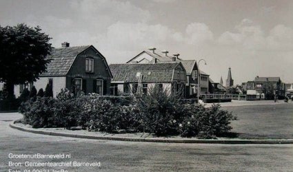 Verleden, 1960 - Lunterseweg. Vooraan een plantsoen. Middenachter de zinkwitfabriek. Op de achtergrond de toren van de Oude Kerk.  - Barneveld