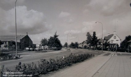 Verleden 1957/1965 - De kruising Burgemeester Kuntzelaan/Thorbeckelaan met de Gasthuisstraat. Links op de achtergrond de Pluimveehal. - Barneveld