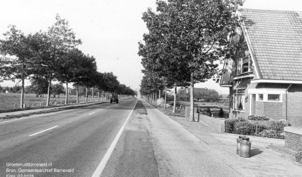 Verleden 1970/1980 - Lunterseweg in de richting van het centrum. Rechts woonhuis 't Beekhuisje met twee melkbussen ervoor. - Barneveld