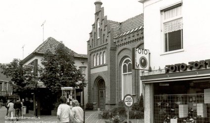 Verleden 1985 - Langstraat met van links naar rechts: Soels herenmode, RIAGG en Foto Fortgens. - Barneveld