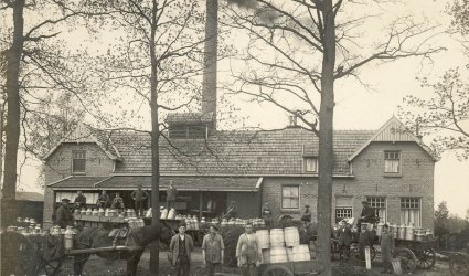 Verleden 1926 - De in 1919 gebouwde melkfabriek "De Harselaar" van Van Zwieten bij de Hollandsche Spoorweg. Hier werd het karnemelkproduct Hollands Glorie gefabriceerd welke bestemd was voor pluimveevoeder. Later de Melkfabriek van de Verenigde Veluwse Melkfabrieken (VVM). - Barneveld