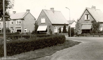 Verleden 1974 - Rechts woonhuis van Meernik, midden woonhuis van Van de Beld. - Haarkampstraat, Voorthuizen