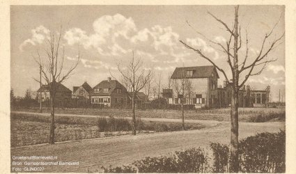 Verleden 1920/1935 - "De Rudolphstichting. Noordzijde van het centrum"  rechts het schoolgebouw. - Postweg, Rudolphlaan - De Glind