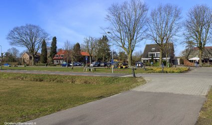 Heden 2015 - Postweg en erachter de Rudolphlaan met in het midden de toegang naar de kinderboerderij en uiterst rechts de Glindster. - De Glind