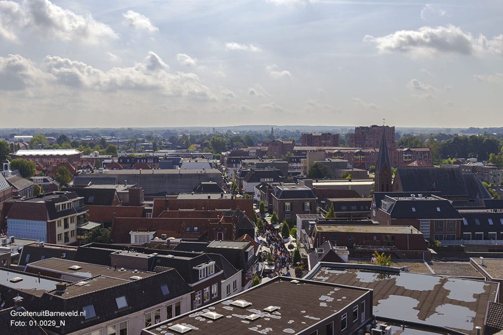 Heden, 2014 Rechts de toren van de Rooms Katholieke Catharinakerk. Op de achtergrond appartementencomplex de Bijeberg. - Barneveld