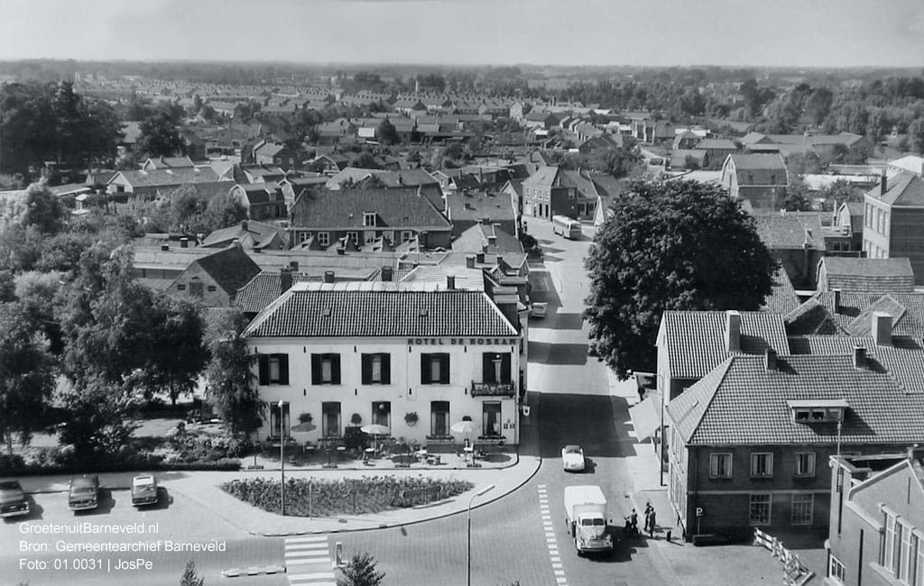 Verleden, 1965 - Foto vanaf de toren van de Oude Kerk. In de richting van de Schoutenstraat met links op de hoek hotel de Roskam. - Barneveld