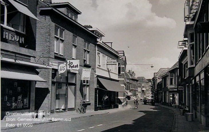 Verleden, 1960 - Jan van Schaffelaarstraat - Links, (gedeeltelijk zichtbaar) Albert Heijn en cafetaria Jo Patat. - Barneveld