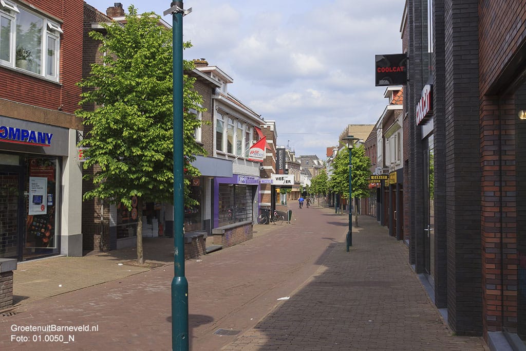 Verleden, 1960 - Jan van Schaffelaarstraat - Links, (gedeeltelijk zichtbaar) Belcompany, Aktiesport, Lucardi Juwelier en Wester beenmode. Rechts, Coolcat en De Garage. - Barneveld