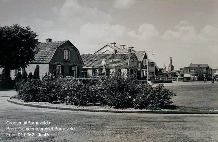 Verleden, 1960 - Lunterseweg. Vooraan een plantsoen. Middenachter de zinkwitfabriek. Op de achtergrond de toren van de Oude Kerk.  - Barneveld