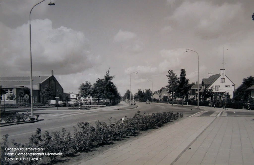 Verleden 1957/1965 - De kruising Burgemeester Kuntzelaan/Thorbeckelaan met de Gasthuisstraat. Links op de achtergrond de Pluimveehal. - Barneveld