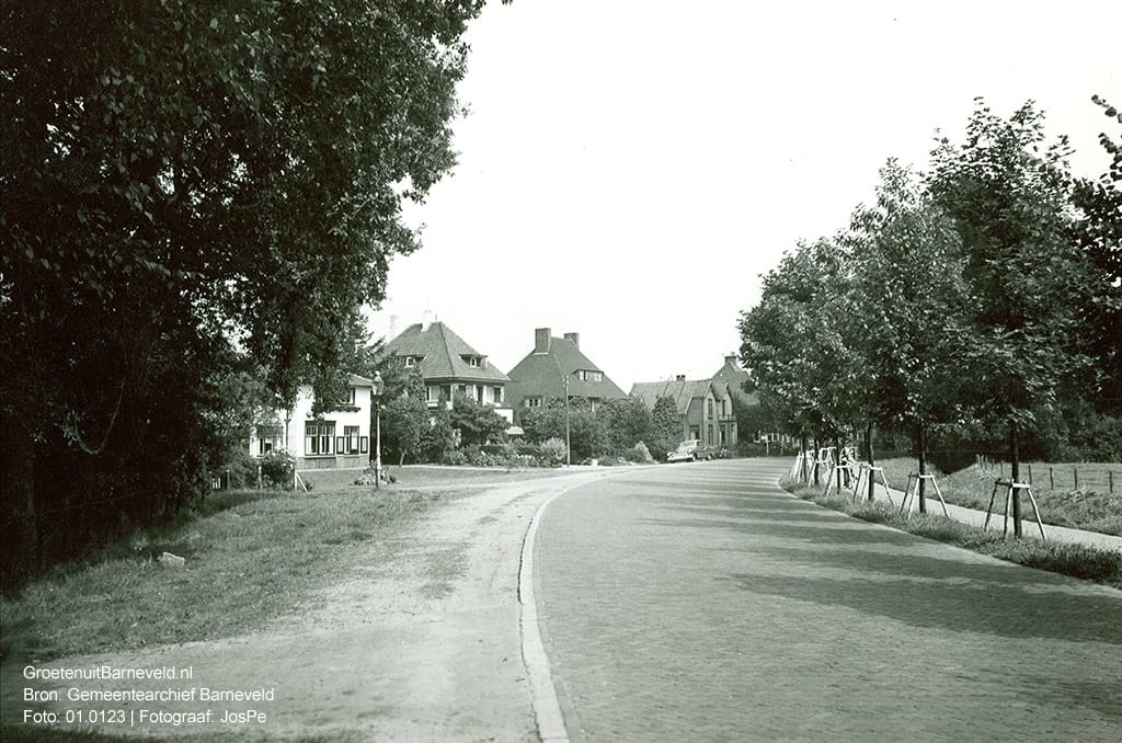 Verleden - De Stationsweg gefotografeerd in de richting van Harselaar. Links het huis Boschzicht, daarnaast het Kokshuisje. - Barneveld