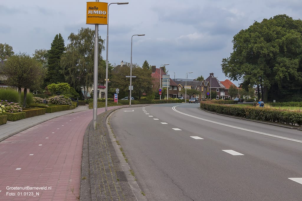 Heden 2014 - De Stationsweg gefotografeerd in de richting van Harselaar. Links het huis Boschzicht, daarnaast het Kokshuisje. - Barneveld