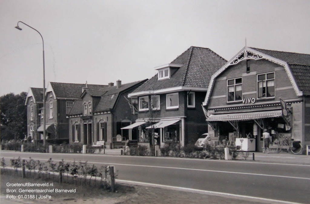 Verleden - Hoofdstraat met In het midden drogisterij Vaarkamp, rechts de Vivo-kruidenier. - Voorthuizen
