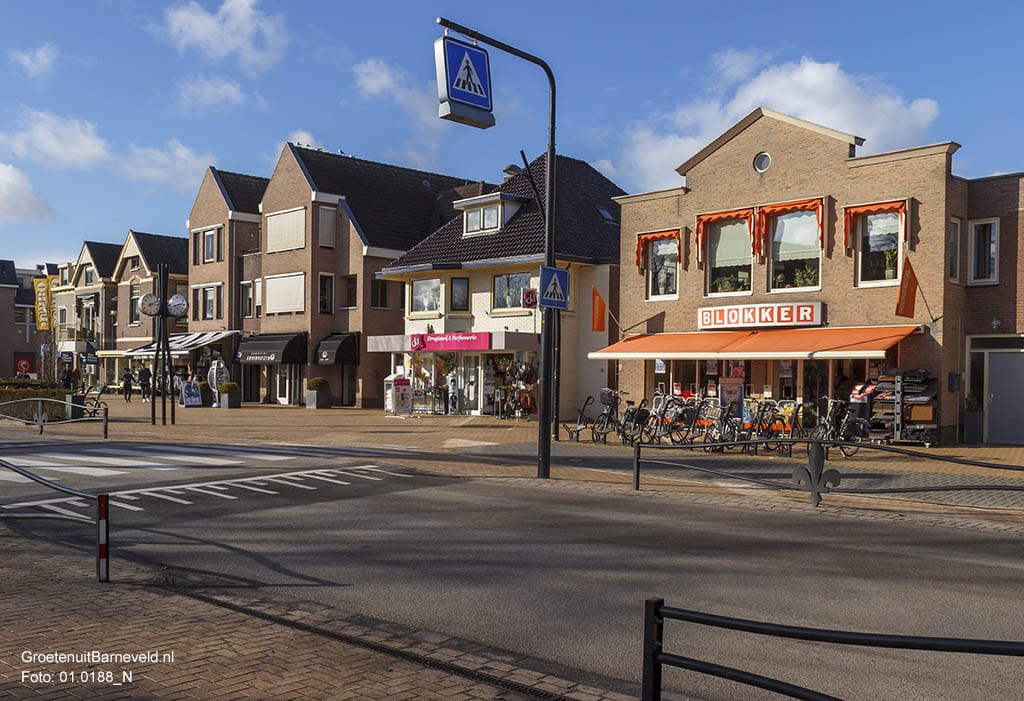 Heden 2015 - Van rechts naar links: Blokker, Da drogisterij De Gaper, Juwelier Groenhuizen en Sam Casuals. - Hoofdstraat, Voorthuizen