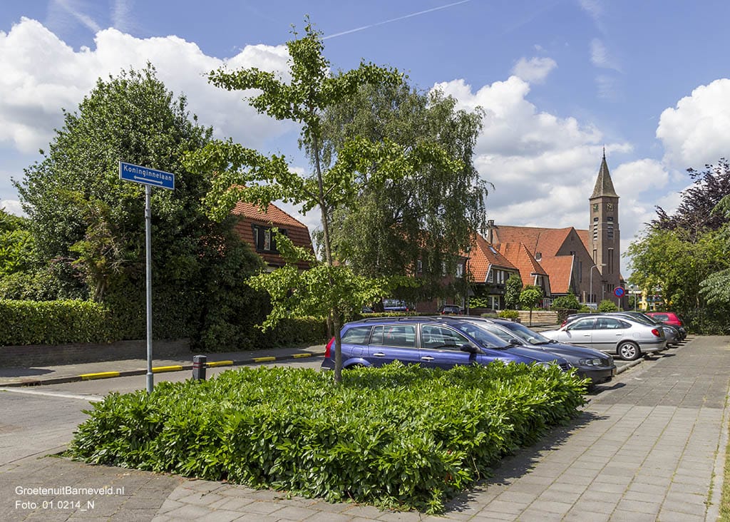 Heden 2015 - Koninginnelaan in de richting Hoofdstraat. Rechts Gereformeerde Kerk. - Voorthuizen