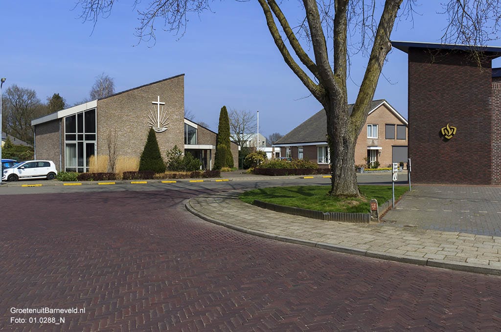 Heden 2015 - Hoek Wheemstraat/Gerard Doustraat Met links de Nieuw-Apostolische Kerk. Rechts de Brandweerkazerne van Voorthuizen.