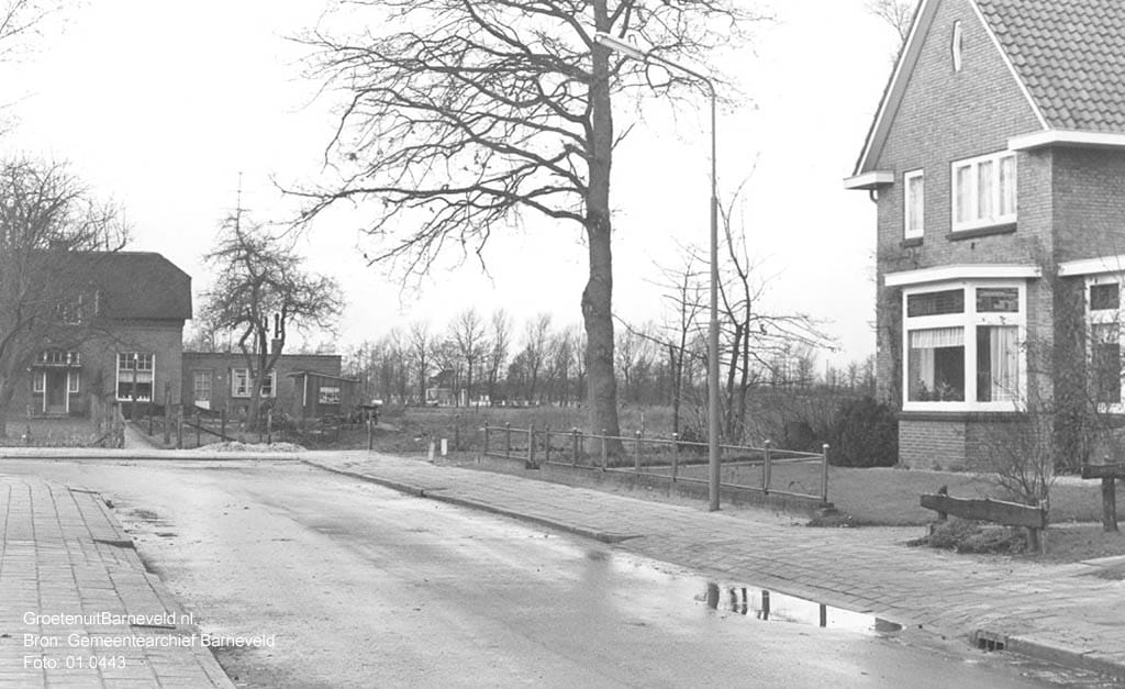 Verleden 1968 - Vliegersvelderlaan voor de bouw de bouw startte van de wijk Vliegersveld. Links het huis van Van den Hoorn. - Barneveld