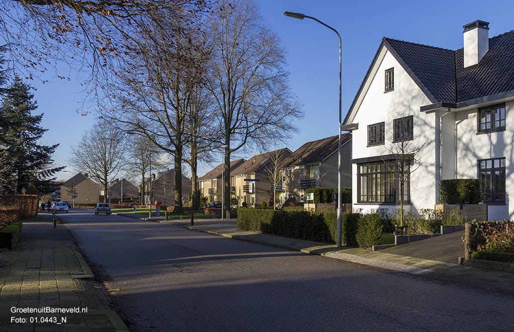 Heden 2015 - Vliegersvelderlaan met rechts de Graaf van Lyndenlaan. - Barneveld
