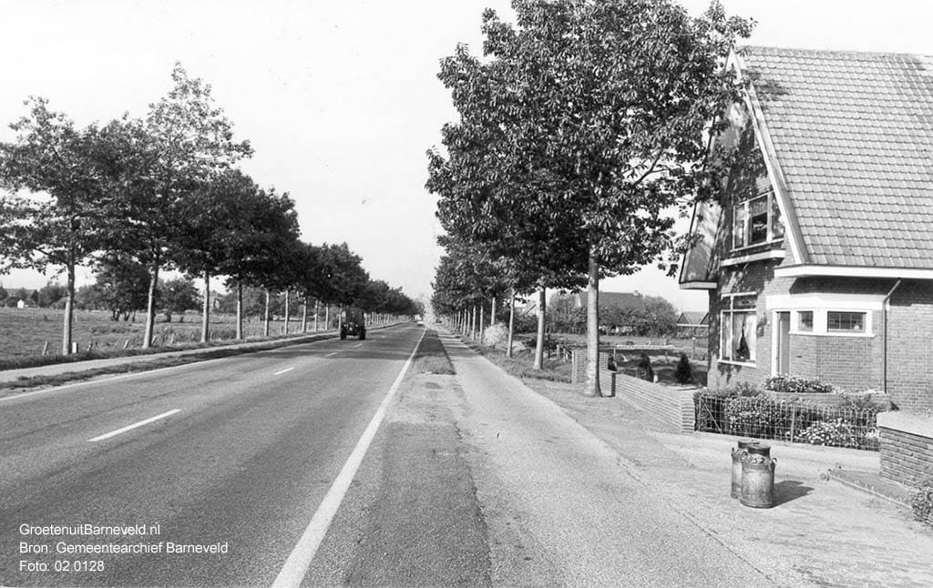 Verleden 1970/1980 - Lunterseweg in de richting van het centrum. Rechts woonhuis 't Beekhuisje met twee melkbussen ervoor. - Barneveld