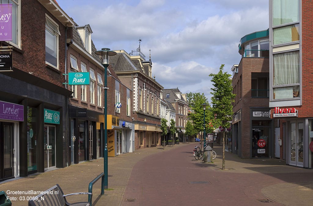 Heden, 2014 - Aan de linkerkant: Lorery, Pearle, Hunkenmöller, Snoep-inn, Hallfords en hoedenhuis de Linde. Rechts: Livera en Lake Side, Barneveld