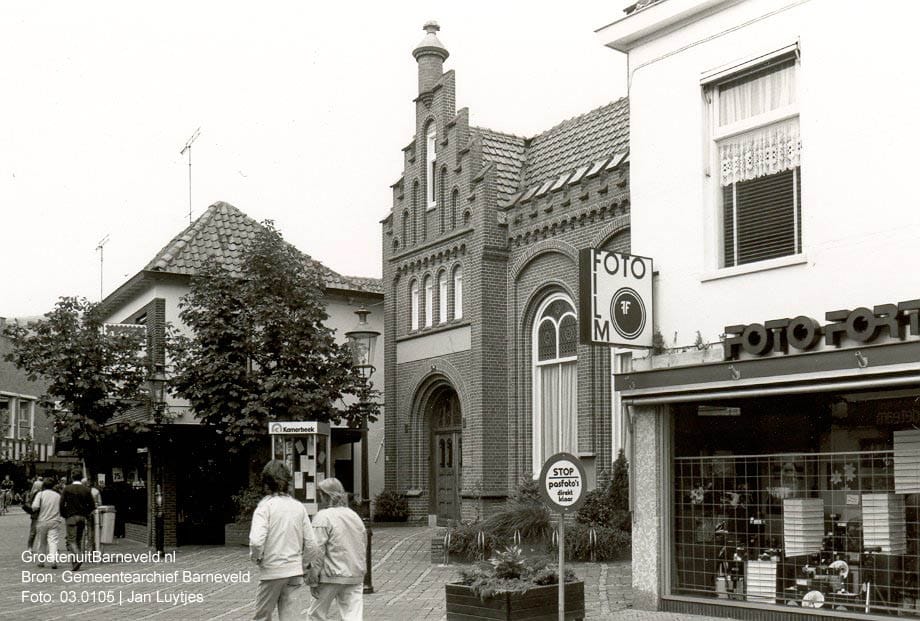 Verleden 1985 - Langstraat met van links naar rechts: Soels herenmode, RIAGG en Foto Fortgens. - Barneveld