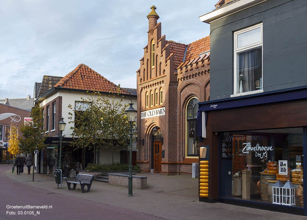 Heden 2014 - Langstraat met van links naar rechts: Soels herenmode, The Old Barn en Zuivelhoeve.  - Barneveld