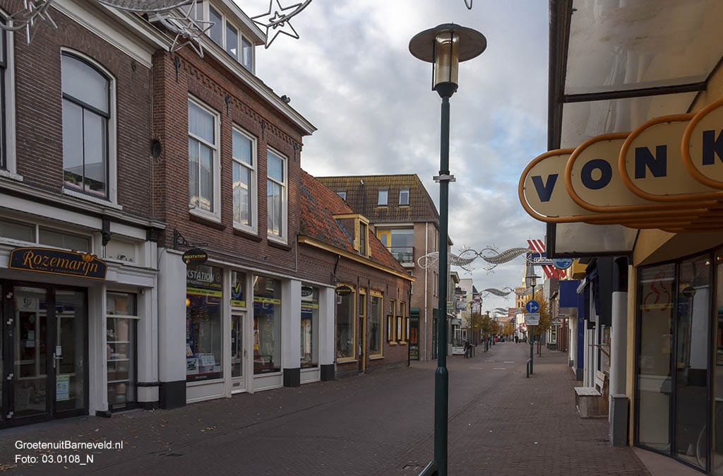 Heden 2014 - Langstraat met van links naar rechts: woon & tuindecoratie Rozemarijn, Inkstation, slijterij Erkens, Ziengs schoenen. Rechts E. Vonk tweewielers - Barneveld