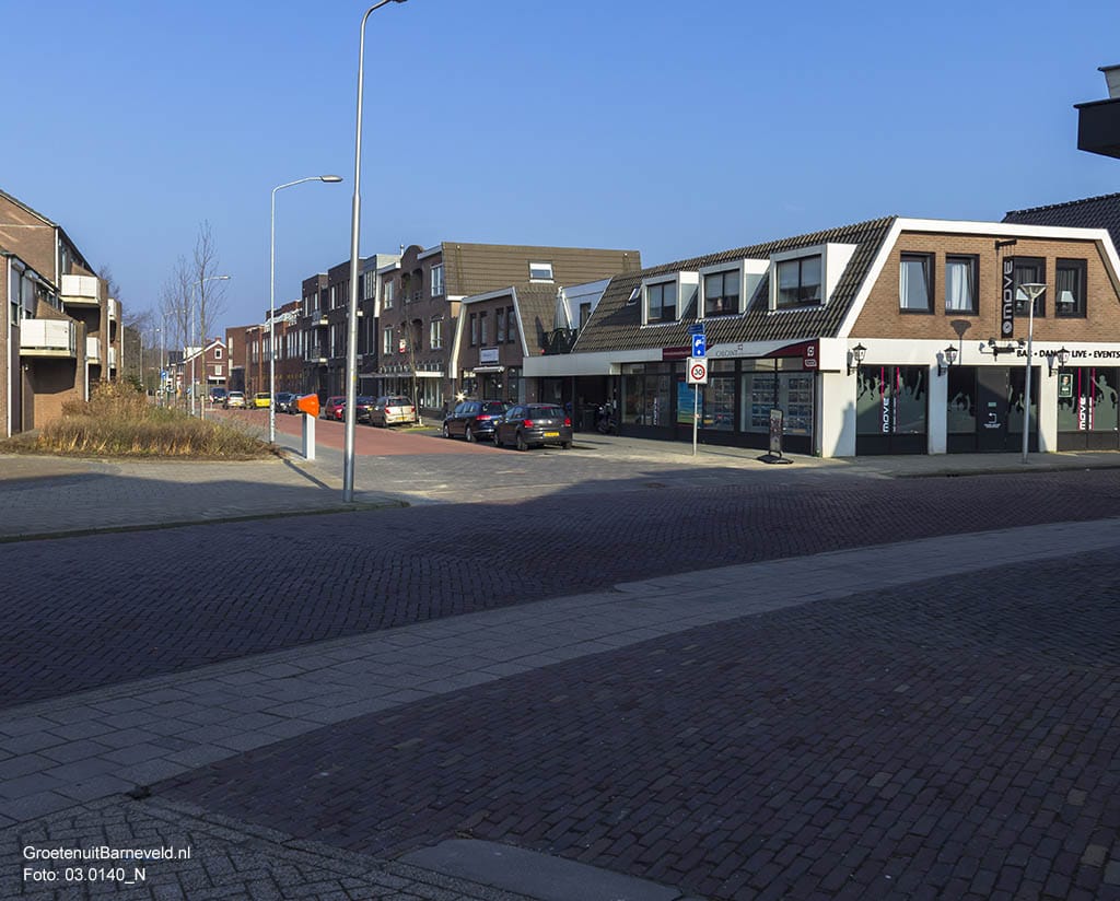 Heden 2015 - Hoek Schoutenstraat, Groen van Prinstererlaan. Links Duinkerken, rechts van Voor naar achteren: Club Move, Big Mama Saté, Dierenkliniek Chiara en Kapsalon Joli. - Barneveld