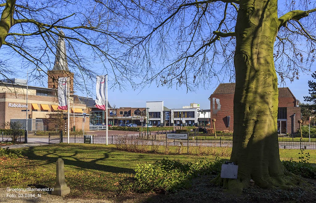 Heden 2015 - Links de Rabobank met recht ervan het voormalige Flevolicht en Wonen (Nu een tijdelijke winkel met verkoop van meubels uit diverse faillissementen). Op de achtergrond de silo's van AgruniekRijnvallei. Rechts kapsalon Voorveld. - Barneveld