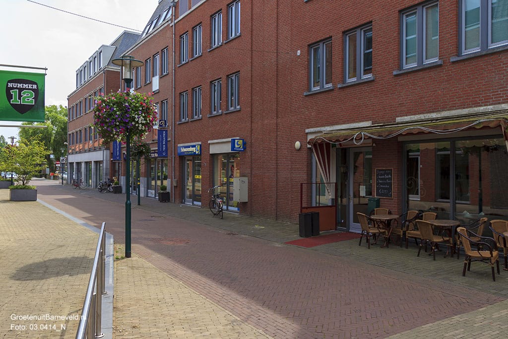 Heden 2015 - Van links naar rechts: Restaurant De Babbel, Juwelier C. ter Maaten, Schoonenberg hoorcomfort en Italiaanse Restaurant Bella Vita. - Barneveld