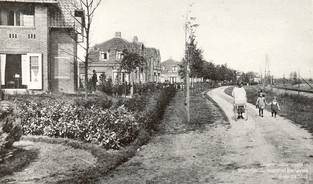 Verleden 1922/1923 - Rechts de spoorlijn Ede-Amersfoort. Achter de kinderwagen Jannetje Boekhout 'Jansje van de dokter', geboren 24 maart 1899, in de kinderwagen ligt Hansje van Buren, geboren 17 juni 1922. - Barneveld