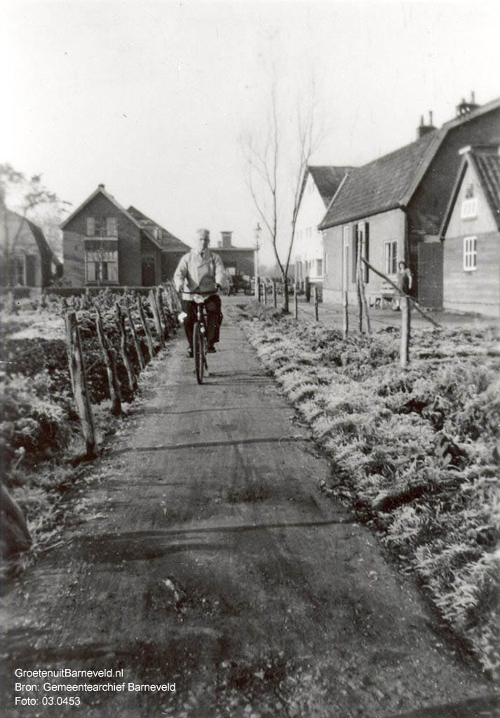 Verleden - De man op de fiets is de heer Otse, achter hem is zichtbaar; transportbedrijf Vink en rechts daarvan de Zinkwitfabriek aan de Lunterseweg (tegenwoordig de Van Dompselaarstraat). - Barneveld