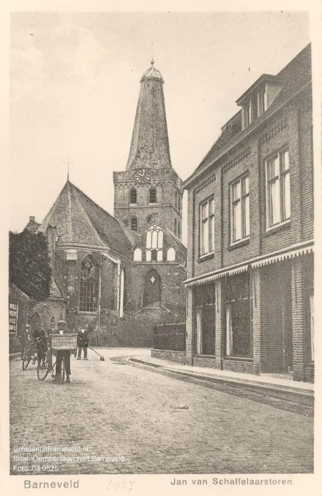 Verleden 1927 - De Grote Kerk. Links bakkerij Blokhuis. Rechts winkel van Tijsseling (orgels) - Jan van Schaffelaarstraat, Barneveld