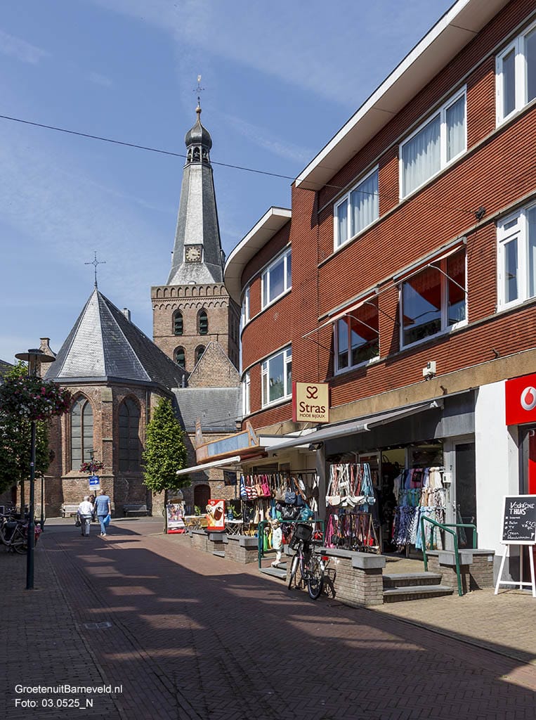 Heden 2015 - Van links naar rechts: De Oude Kerk, Broodjeszaak De Nieuwe Rotonde, Stras Mode Bijoux, Vodafone - Jan van Schaffelaarstraat, Barneveld