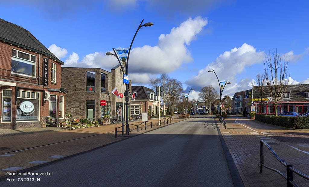 Heden 2015 - Links IJssalon IJstijd, 't Stalletje Bloemen & Planten en Hema. Rechts Chinees Restaurant Mei Wah. - Voorthuizen