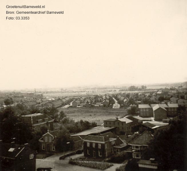 Verleden 1970/1980 - Foto vanaf de toren van de Grote Kerk in de richting van Scherpenzeel. Op devoorgrond linksonder deAmersfoortstraat. Rechtsmidden Prinses Ireneschool (Rozenstraat). Op de achtergrond de Bloemenbuurt. Linksachter maisonettes Narcissenstraat in aanbouw en rechts daarvan de nieuwbouwwijk Oldenbarneveld. - Barneveld