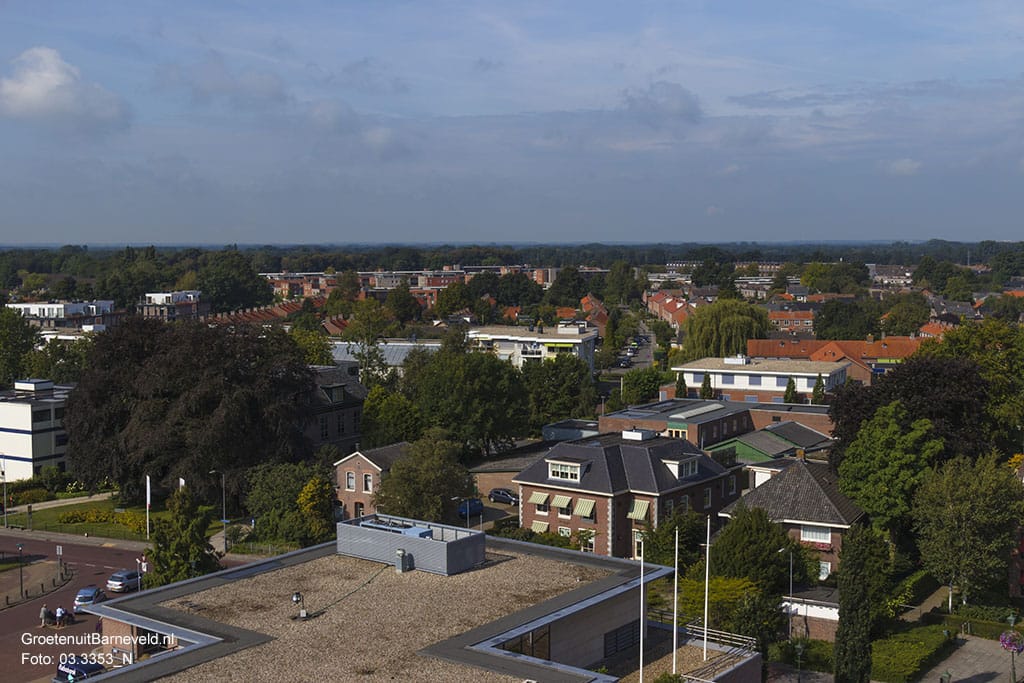 Heden, 2014 Op de voorgrond de Rabobank, Links in het midden nieuwe appartementen op de voormalige locatie van de Harmonie. (Narcissenstraat). Op de achtergrond de nieuwe laan met appartementen in de bloemenbuurt (Lobeliastraat). Rechtsmidden De Rozelaar (Rozenstraat). - Barneveld