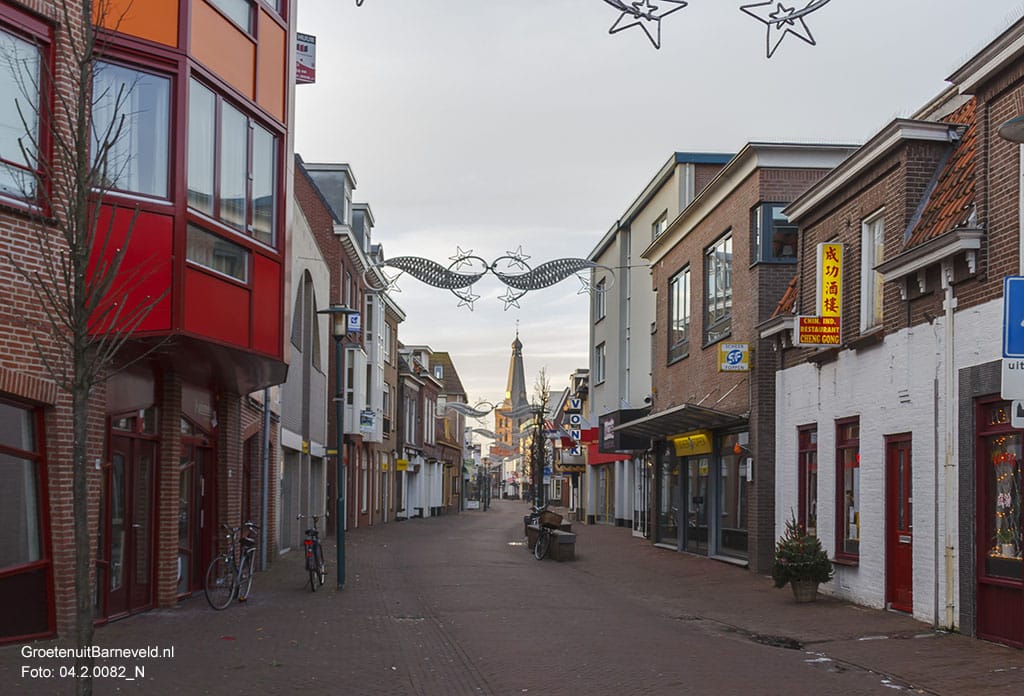 Heden 2014 - Aan de linkerkant zitten Huissteden Naaimachines, Xenos, Van der Pluijm schoenen en Takko Fashion. Aan de rechterkant Chinees Indisch Restaurant Cheng Gong, Scheer & Foppen, Dazzle en Scapino. - Barneveld