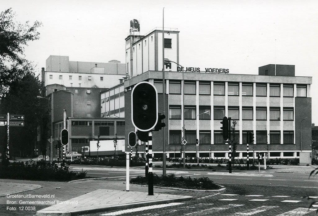 Verleden 1980 - Veevoederfabriek De Heus op de hoek van de Langstraat en Bouwheerstraat - Barneveld