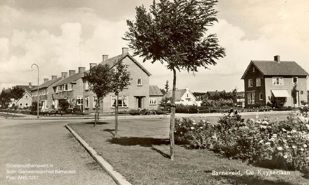 Verleden 1955/1965 - De foto is gemaakt in de richting van de Thorbeckelaan, ter hoogte van de kruising Dr. Kuyperlaan en de van Hogendorplaan. Rechts het plantsoen langs de Kleine Barneveldse beek. - Barneveld