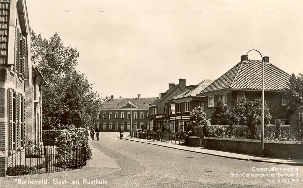 Verleden 1950/1960 - "Barneveld, Gast- en Rusthuis". Op de achtergrond het Gast- en Proveniershuis, links het woonhuis van koster G.J. de Kruijf. - Gasthuisstraat