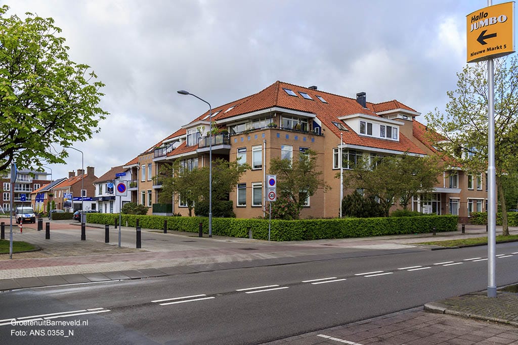 Heden 2015 - Appartementencomplex Villa Vinckenborgh met links daarvan Kap Makelaardij. - Nieuwe Markt, Barneveld