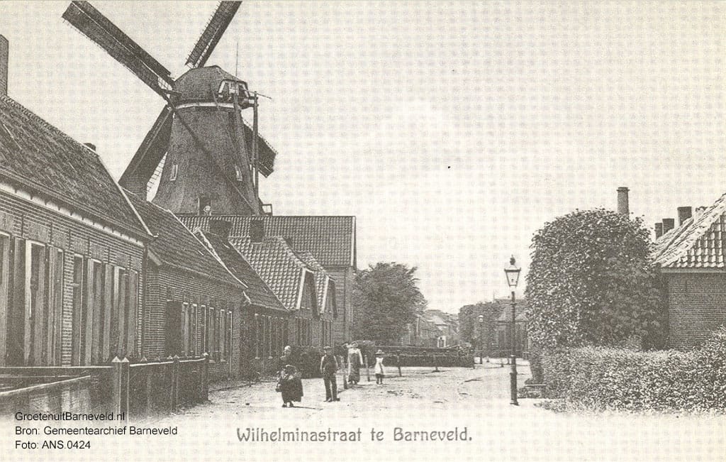 Verleden 1915/1925 - Wilhelminastraat te Barneveld. Op de achtergrond de molen "De twee gebroeders" van de firma Knottenbelt.