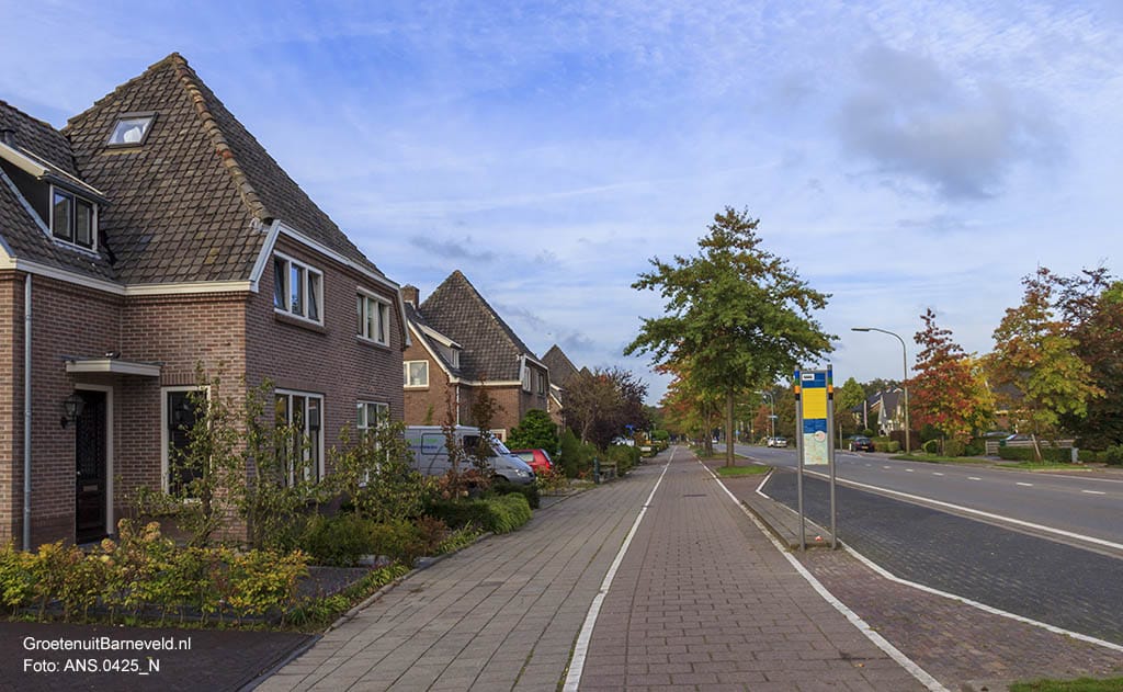 Heden 2014 - De straat heet tegenwoordig de Van Zuijlen van Nieveltlaan. Er is nog een klein stukje Drostendijk tussen Verpleeghuis Norschoten en het Groenhorst.  - Barneveld