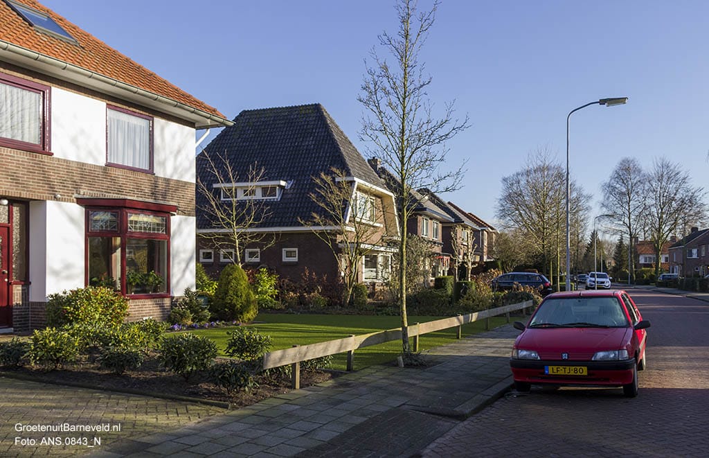 Heden 2015 - Bloemendaallaan, de foto is gemaakt vanaf de huidige Johan de Wittlaan in de richting van de spoorlijn. - Barneveld