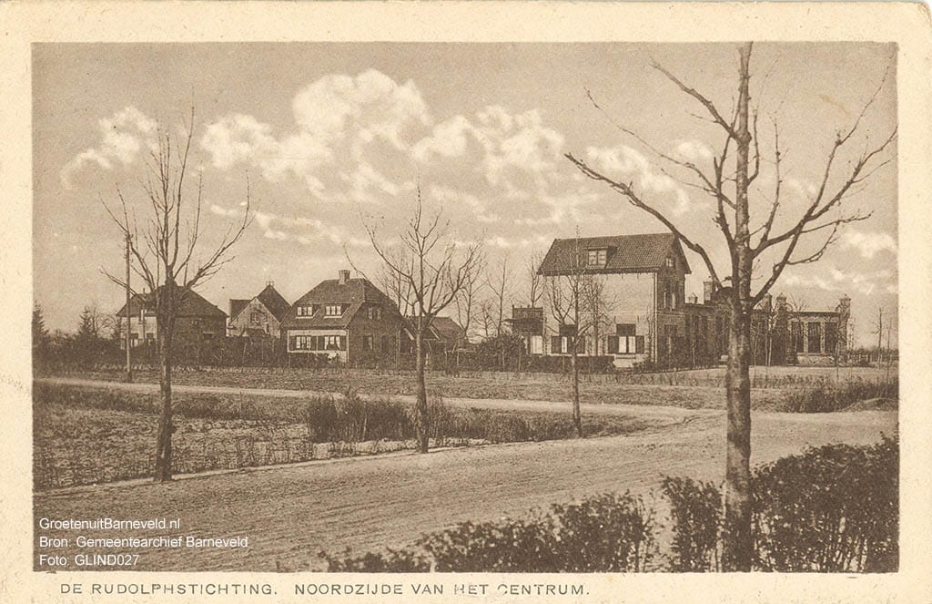 Verleden 1920/1935 - "De Rudolphstichting. Noordzijde van het centrum"  rechts het schoolgebouw. - Postweg, Rudolphlaan - De Glind