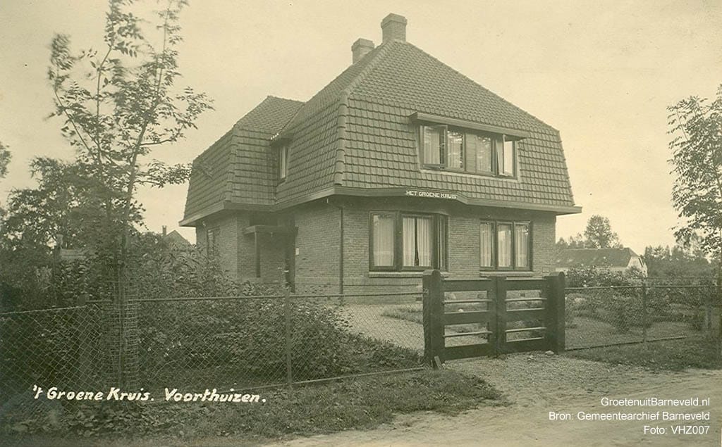 Verleden 1925/1940 - 't Groene Kruis te Voorthuizen. Later (2005) is hier evangelische boekhandel 't Morgenlicht gevestigd geweest. Op de achtergrond rechts is pension Molenzicht te zien aan de Van den Berglaan. - Voorthuizen