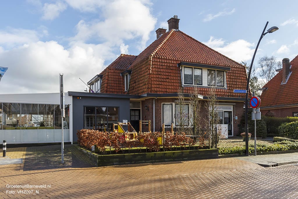 Heden 2015 - Links Restaurant Lounge3 met de ingang aan het Buckmanplein en rechts Huidinstituut Goodcare - Voorthuizen