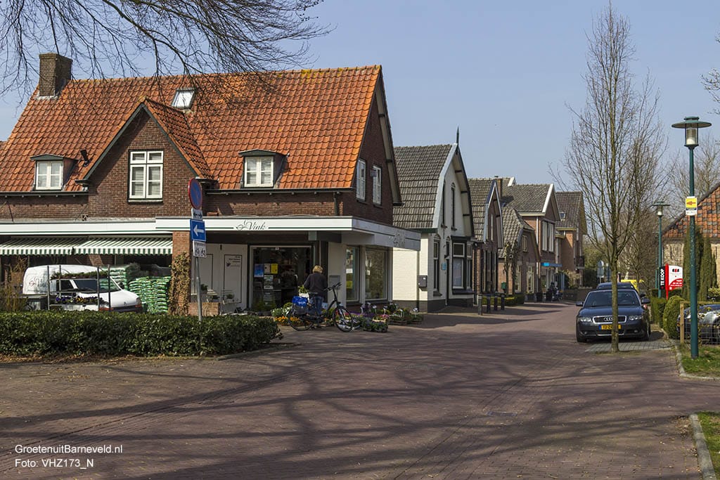 Heden 2015 - Bakkersweg in de richting van de Hoofdstraat, Bloemenhuis Vink. - Voorthuizen