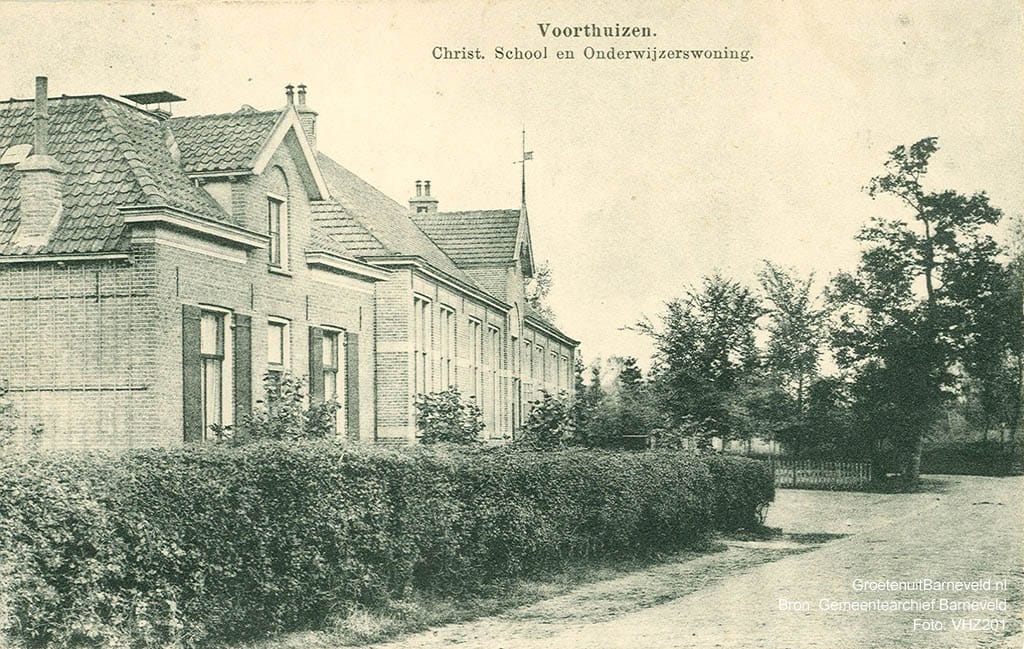Verleden 1910/1925 - Christelijke School en onderwijzerswoning aan de Kerkstraat, in de onderwijzerswoning was later de Nederlandsche Middenstandsbank gevestigd. - Voorthuizen